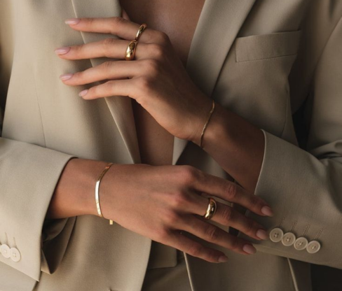 образ с украшениями